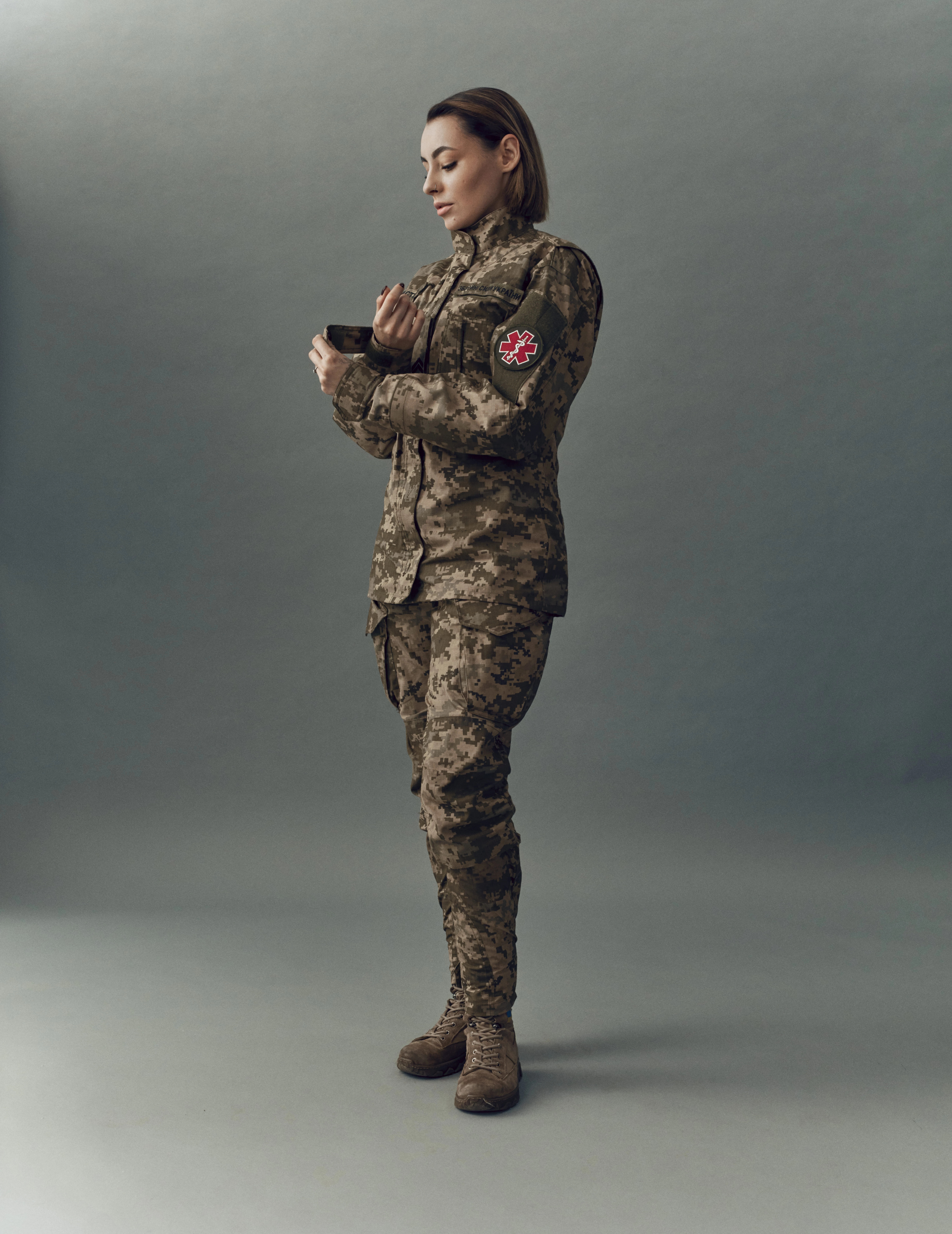 Боевой медик Ласточка - о фронтовых буднях, женской военной форме и видео из окопов для мамы | Alfaspa изображение 1